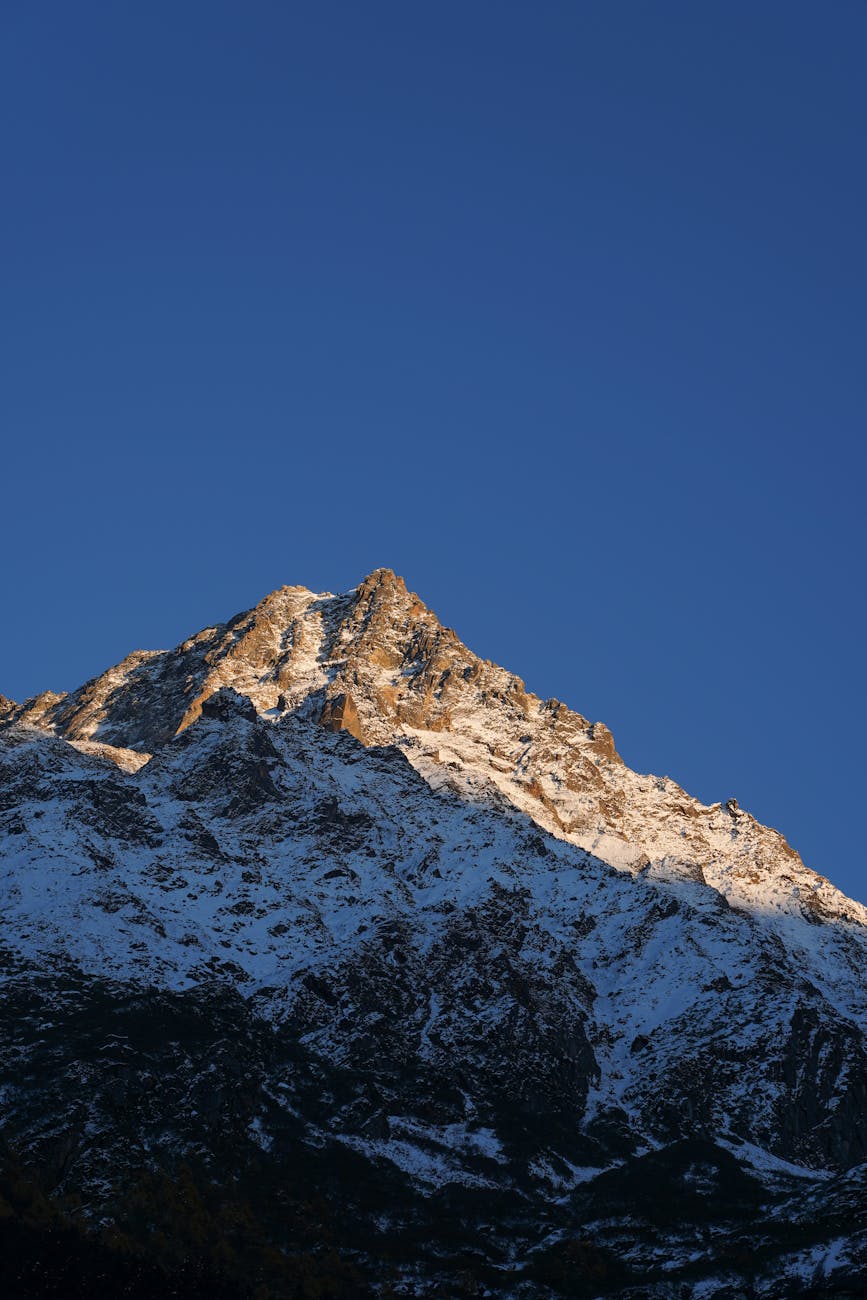 云南滇西北经典小团队 8 日 sidePortraitImage 夕阳西下,皑皑雪山在湛蓝的天空下闪闪发光,展现了大自然的美丽。