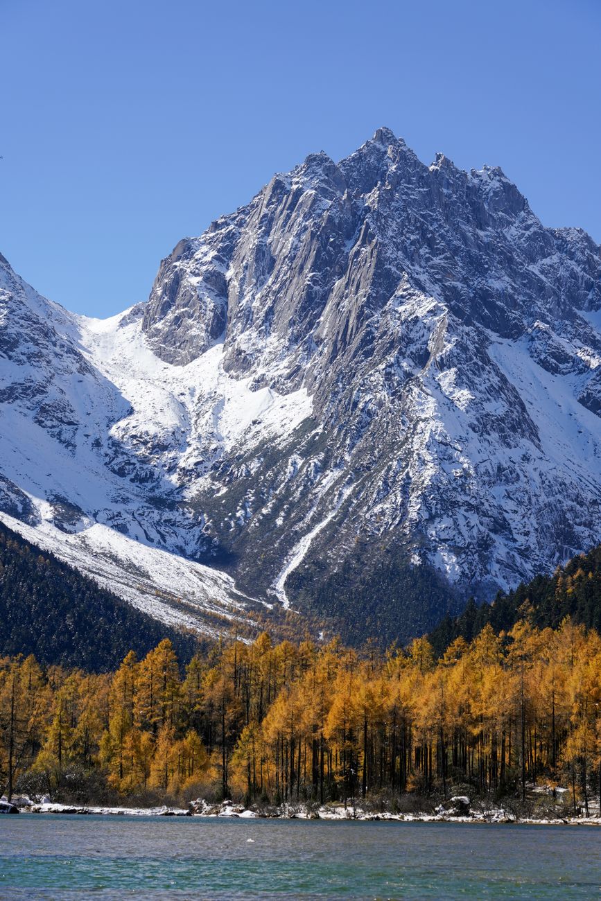 雪山、湖泊与高山列车私享 8 日 sidePortraitImage 在湛蓝的天空下,远处白雪皑皑的山峰与秋色交相辉映,景色令人叹为观止。